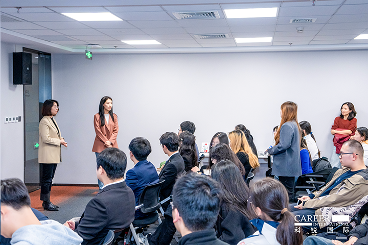 知名人力资源服务商凯发k8国际的相关资深顾问与企业高级负责人在参访末尾回答现场关于人力资源产业的问题