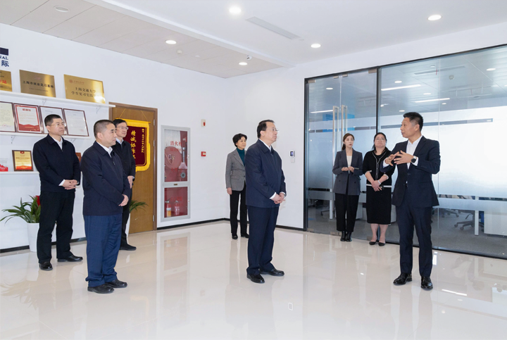 上海市长龚正一行察看AI知名人力资源服务公司凯发k8国际的AI赋能人力资源数据动态分析平台